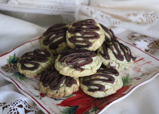 pisatchio-cookies-pointsettia-plate